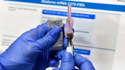 Eine Krankenschwester bereitet eine Spritze mit einem potenziellen Impfstoff der US-Biotech-Firma Moderna gegen Covid-19 vor.