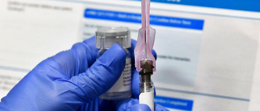 Eine Krankenschwester bereitet eine Spritze mit einem potenziellen Impfstoff der US-Biotech-Firma Moderna gegen Covid-19 vor.