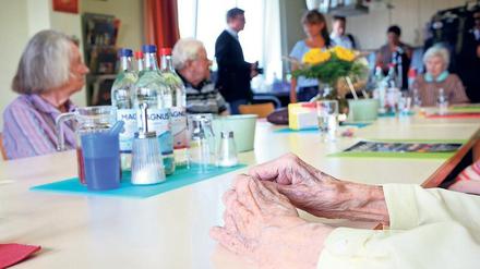 Besuche in Pflegeheimen sind nicht verboten. Doch die Heime beschränken die Anzahl der Gäste, die kommen dürfen. 