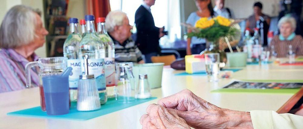 Besuche in Pflegeheimen sind nicht verboten. Doch die Heime beschränken die Anzahl der Gäste, die kommen dürfen.
