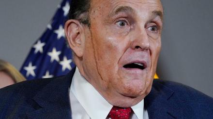 Schwarzer Humor? Trumps Anwalt Rudy Giuliani rinnt dunkler Schweiß über die Wange.