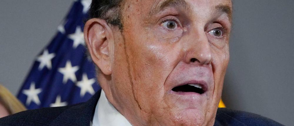 Schwarzer Humor? Trumps Anwalt Rudy Giuliani rinnt dunkler Schweiß über die Wange.