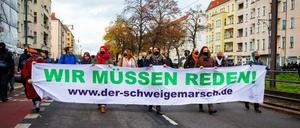 Am Sonntag zogen rund 1000 Gegner der Corona-Maßnahmen durch Prenzlauer Berg. Es gab heftigen Gegenprotest.