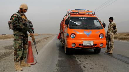 Bald auf sich allein gestellt? Ein Soldat der afghanischen Nationalarmee Mittte November an einem Checkpoint vor den Toren von Kabul. 