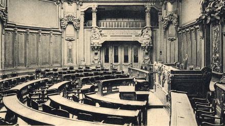 Von Stadt zu Bezirk: Im Rathaus Charlottenburg, wie in vielen Bezirken, war man über die neue Großstadt nicht nur erfreut.