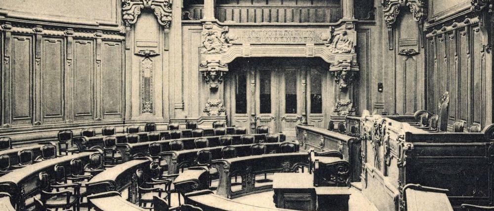 Von Stadt zu Bezirk: Im Rathaus Charlottenburg, wie in vielen Bezirken, war man über die neue Großstadt nicht nur erfreut.