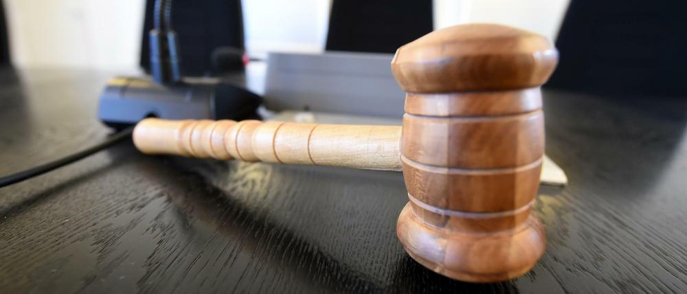 Zu Bewährung Verurteilt. „Wie bestraft man jemanden, der selbst einen nahen Angehörigen verloren hat?“ so der Richter. Ein „kurzzeitiges Augenblicksversagen“ und eine Kette unglücklicher Umstände hätten zum Unglück geführt. 