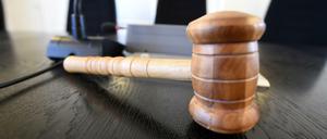 Zu Bewährung Verurteilt. „Wie bestraft man jemanden, der selbst einen nahen Angehörigen verloren hat?“ so der Richter. Ein „kurzzeitiges Augenblicksversagen“ und eine Kette unglücklicher Umstände hätten zum Unglück geführt. 
