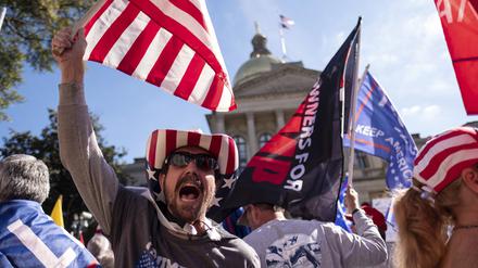 Protest gegen das Wahlergebnis: Trump-Anhänger vor dem Georgia State Capitol