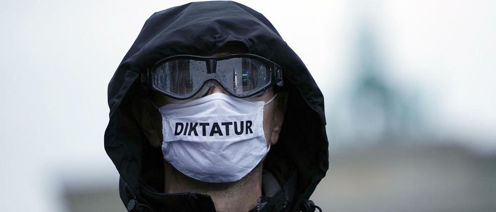 Diktatur? Teilnehmer der Demonstration gegen Corona-Maßnahmen vor dem Brandenburger Tor.