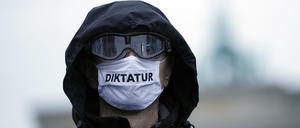 Diktatur? Teilnehmer der Demonstration gegen Corona-Maßnahmen vor dem Brandenburger Tor.