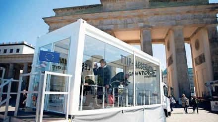 Die TTIP-Dokumente wurden unter Verschluss gehalten. Greenpeace machte geheime Details zugänglich in diesem Leseraum in Berlin. 