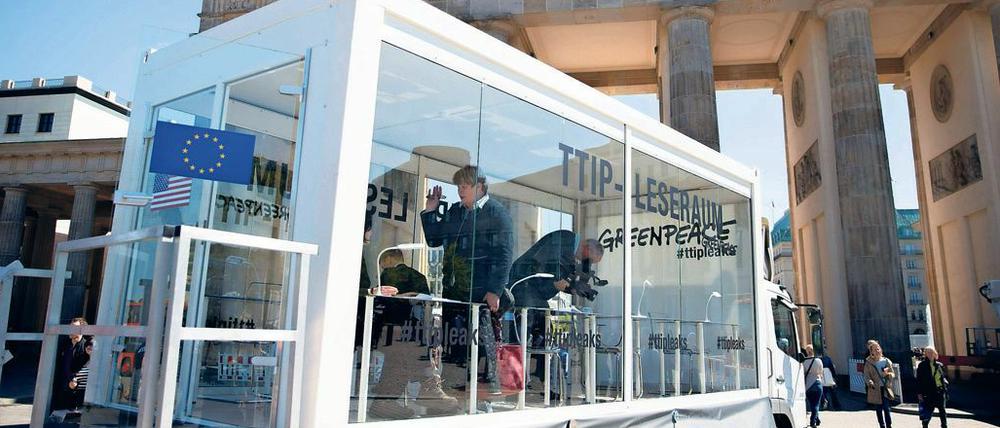 Die TTIP-Dokumente wurden unter Verschluss gehalten. Greenpeace machte geheime Details zugänglich in diesem Leseraum in Berlin. 