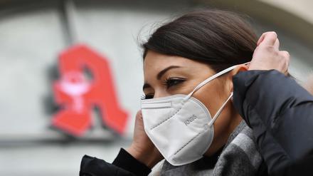 Maske tragen, Abstand halten, soziale Kontakte vermeiden - das sind die wichtigsten Regeln, um die Verbreitung des Virus zu verhindern.