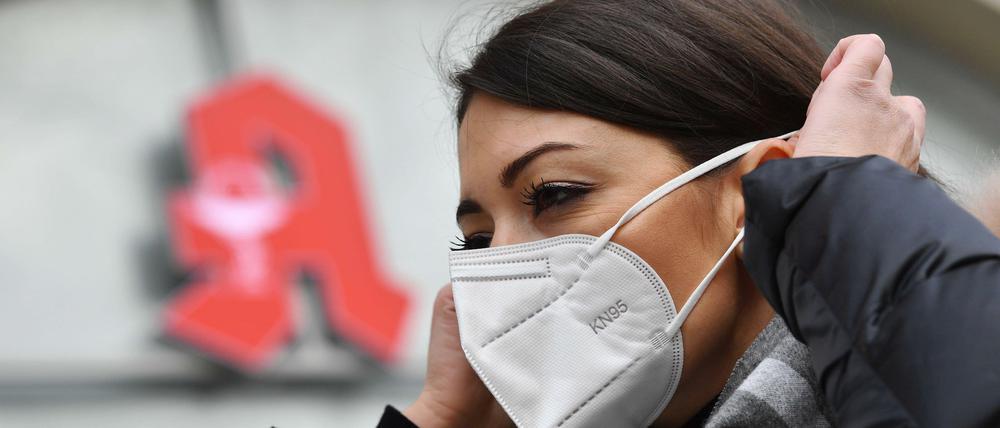 Maske tragen, Abstand halten, soziale Kontakte vermeiden - das sind die wichtigsten Regeln, um die Verbreitung des Virus zu verhindern.