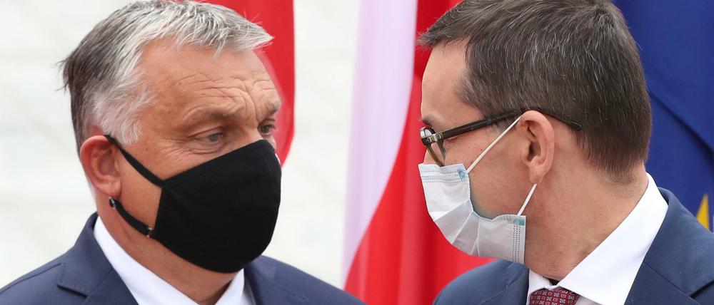 Zwei, die sich im Haushaltsstreit entgegen aller einig sind: Mateusz Morawiecki (r.) und Viktor Orban.