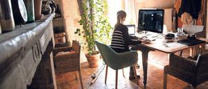 Zu gemütlich. Bewerbern fehlt die produktive Anspannung, wenn sie bei ihrer Selbstpräsentation zu Hause sitzen. 