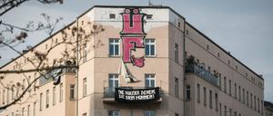 Protest an der Fassade. Transparente gegen den Verkauf von Häusern und Wohnungen am Hermannplatz in Neukölln.