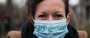 Mit Mundschutz. Eine Demonstrantin bei einer Protestkundgebung gegen Heimstaden. 