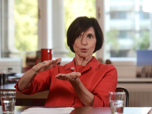 Jutta Allmendinger gestikuliert im Gespräch.