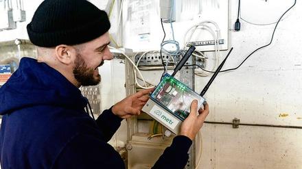 Analog trifft digital. Ein Mitarbeiter der Firma Metr bei der Installation einer Schnittstelle.