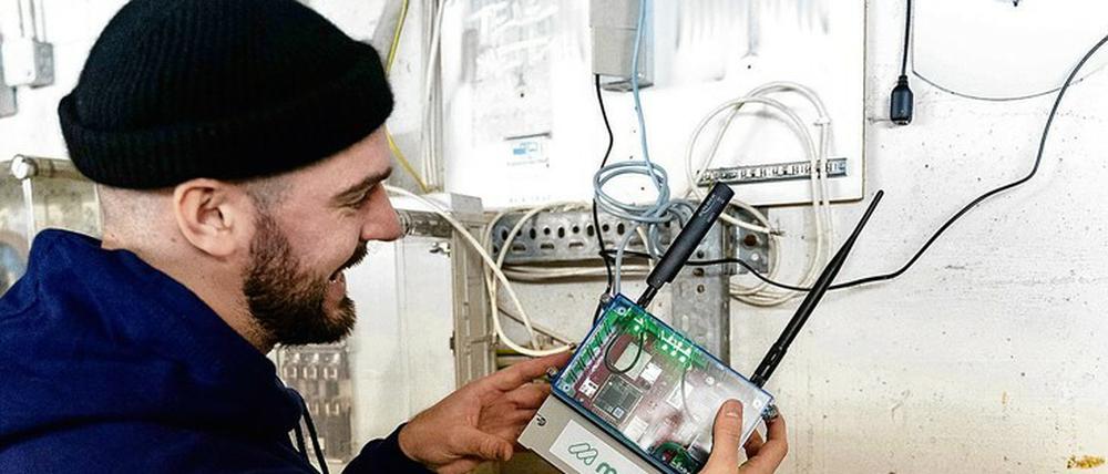 Analog trifft digital. Ein Mitarbeiter der Firma Metr bei der Installation einer Schnittstelle.