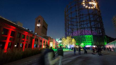 Der fast 80 Meter hohe Gasometer in Berlin-Schöneberg wird für die Bahn zugebaut. 