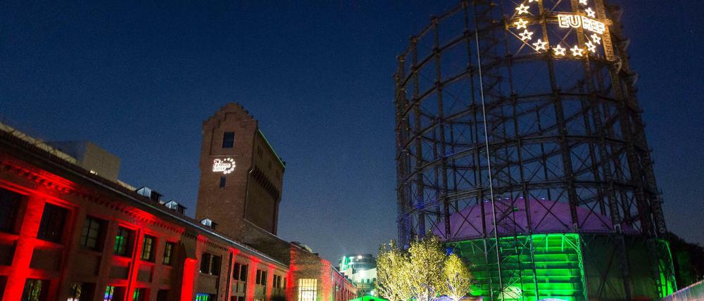 Der fast 80 Meter hohe Gasometer in Berlin-Schöneberg wird für die Bahn zugebaut.