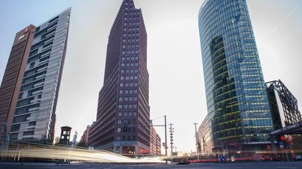 Drei markanten Hochhäuser am Potsdamer Platz: Das Piano-Hochhaus (links), der Kollhoff-Tower und der BahnTower.