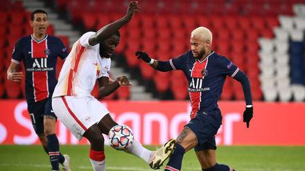 Leipzigs Ibrahima Konate (l.) und Duell mit Neymar.