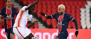 Leipzigs Ibrahima Konate (l.) und Duell mit Neymar.