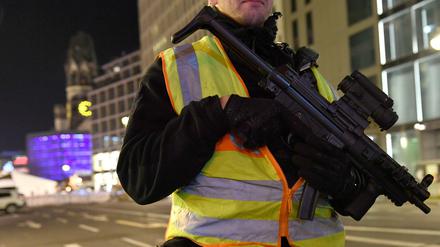 Erinnerungen an 2016: Ein schwerbewaffneter Polizist vor dem Weihnachtsmarkt am Breitscheidplatz.