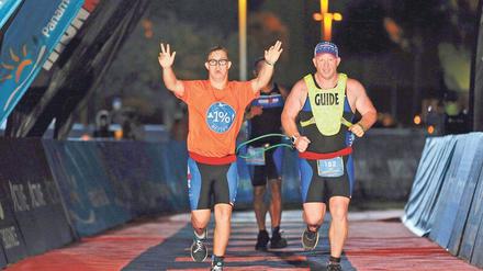 Harmonisches Duo. Chris Nikic und Dan Grieb bestritten in Florida gemeinsam einen Ironman, der Nikic einen Eintrag ins Guinessbuch der Rekorde beschert hat. Foto: Reaves/dpa