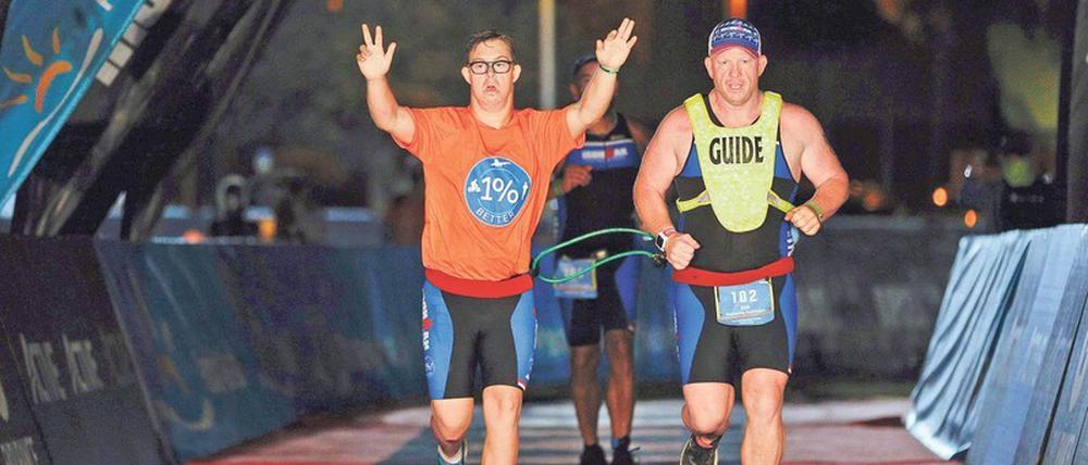 Harmonisches Duo. Chris Nikic und Dan Grieb bestritten in Florida gemeinsam einen Ironman, der Nikic einen Eintrag ins Guinessbuch der Rekorde beschert hat. Foto: Reaves/dpa