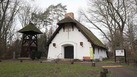 Die Schilfdachkapelle in Berlin-Kladow. Moos auf dem Dach, kein Moos in der Kasse.