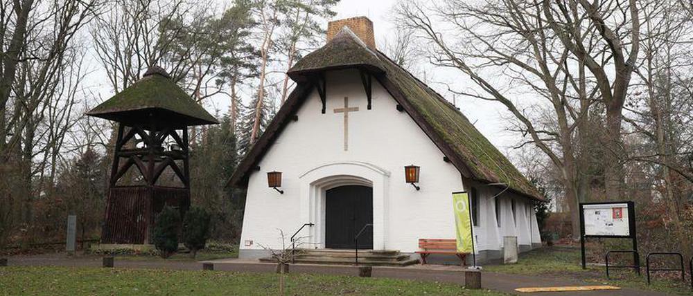 Die Schilfdachkapelle in Berlin-Kladow. Moos auf dem Dach, kein Moos in der Kasse.
