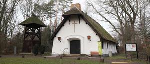 Die Schilfdachkapelle in Berlin-Kladow. Moos auf dem Dach, kein Moos in der Kasse.