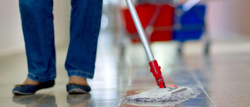 Menschen mit illegalem Aufenthalt arbeiten meist zu Niedriglöhnen. Die Coronakrise hat vielen von ihnen den Job gekostet.