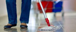 Menschen mit illegalem Aufenthalt arbeiten meist zu Niedriglöhnen. Die Coronakrise hat vielen von ihnen den Job gekostet.