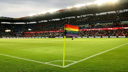 Fußballvereine setzen mit Regenbogenfahnen immer mal wieder Zeichen gegen Homo- und Transfeindlichkeit im Sport.