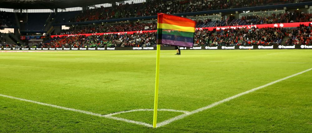 Fußballvereine setzen mit Regenbogenfahnen immer mal wieder Zeichen gegen Homo- und Transfeindlichkeit im Sport.