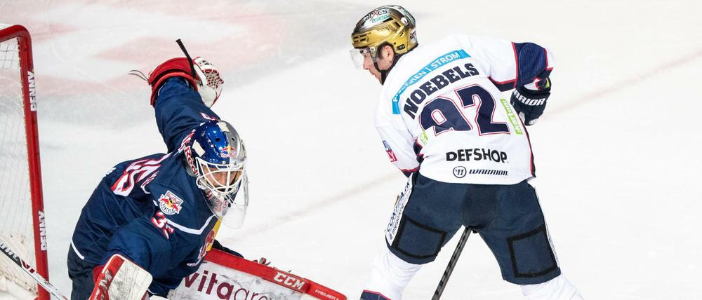 Gleich ist er drin. Marcel Noebels verlädt Münchens Torwart Kevin Reich.