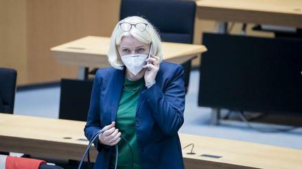 Hat zuletzt auch wegen der Charité viel zu tun - Umwelt- und Verkehrssenatorin Regine Günther (Grüne).
