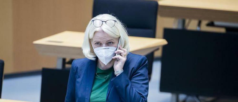 Hat zuletzt auch wegen der Charité viel zu tun - Umwelt- und Verkehrssenatorin Regine Günther (Grüne).