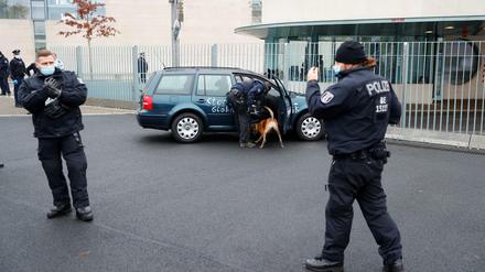 Ein Wagen mit einer Parole ist in das Tor des Kanzleramts gefahren.