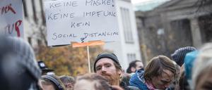 Demonstration am 18.11. 2020 gegen die Corona-Schutzmassnahmen der Bundesregierung am Bundestag. Zahlreiche Menschen protestieren gegen die Neufassung des Infektionsschutzgesetzes im Berliner Regierungsviertel. 