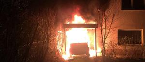 In Neukölln gibt es immer wieder mutmaßlich rechtsextreme Anschläge, wie hier auf das Auto des Linken-Politikers Ferat Kocak.