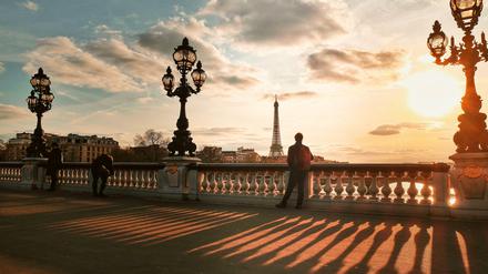 Welch ein Blick: bei Sonnenuntergang vom Pont Alexandre III hinüber zum Eiffelturm und zum Grand Palais. Ein Kochbuch schürt das Fernweh - auch mit den Fotos der Pariserin Nathalie Geffroy.