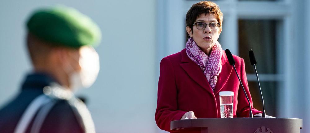 Annegret Kramp-Karrenbauer (CDU) spricht beim Feierlichen Gelöbnis zum 65. Gründungstag der Bundeswehr im Garten von Schloss Bellevue.