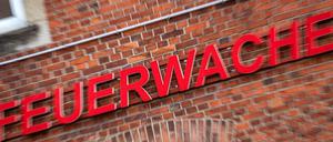 Skandal in der Bremer Feuerwehr. In einer Chatgruppe sollen Hakenkreuze gepostet worden sein, Flüchtlinge wurden diffamiert und Feuerwehrfrauen sexistisch beleidigt